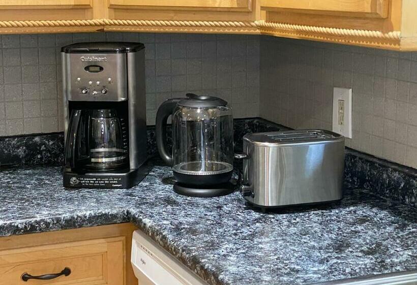 Hot Tub With Mountain Views, Fire Pit, Grill & Game Room