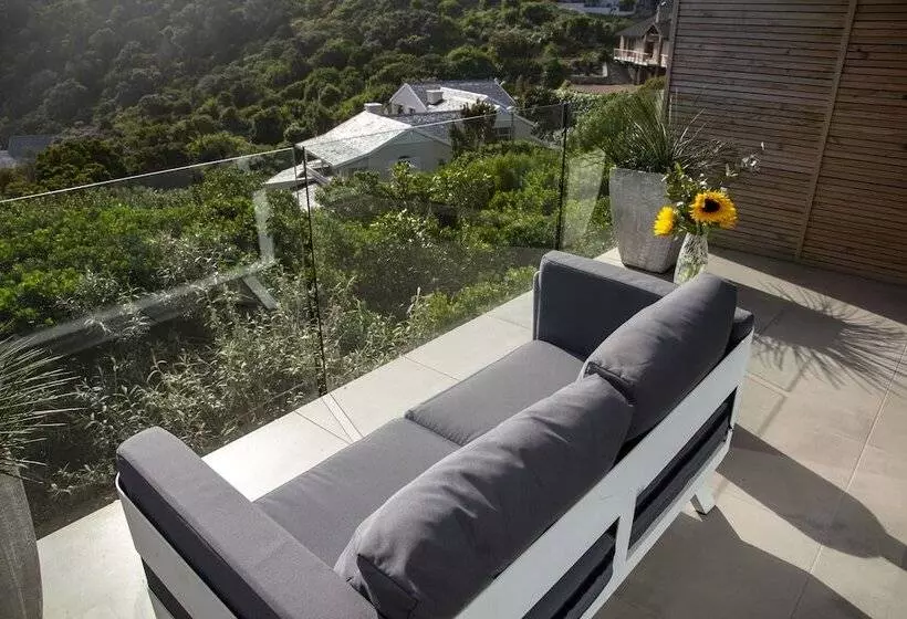 هتل Crown On The Heads