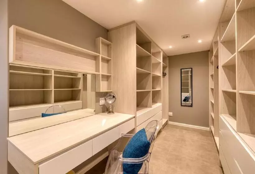 هتل Crown On The Heads