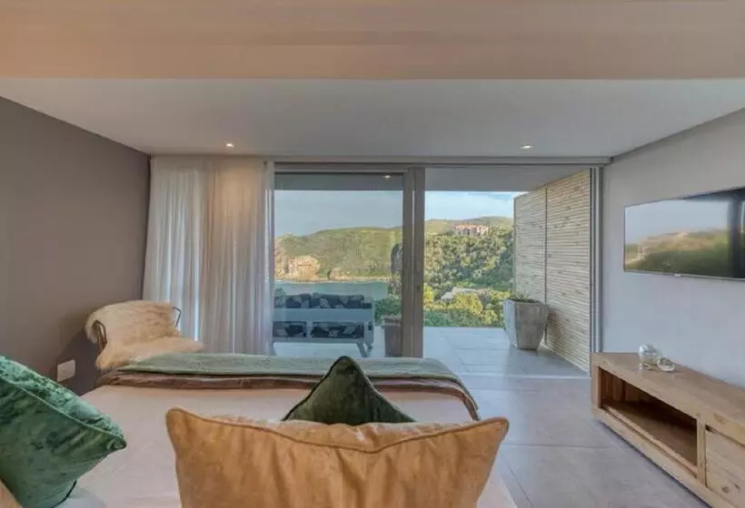 هتل Crown On The Heads