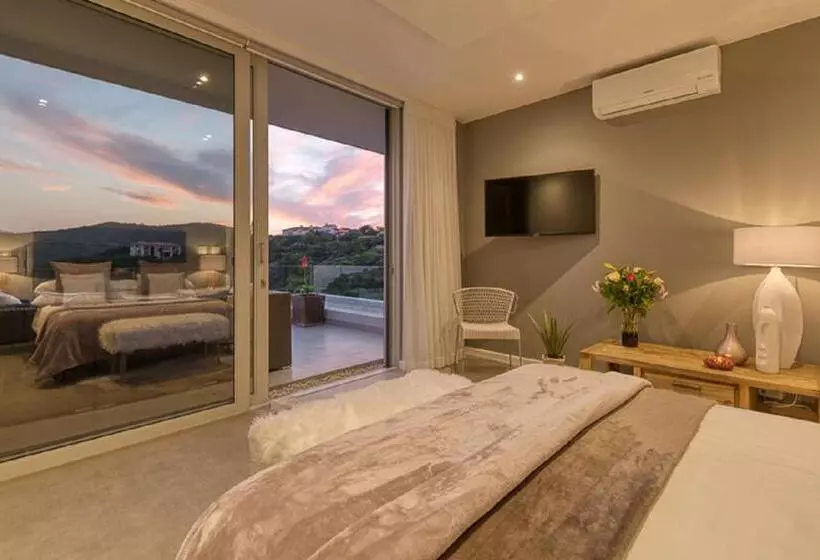 هتل Crown On The Heads