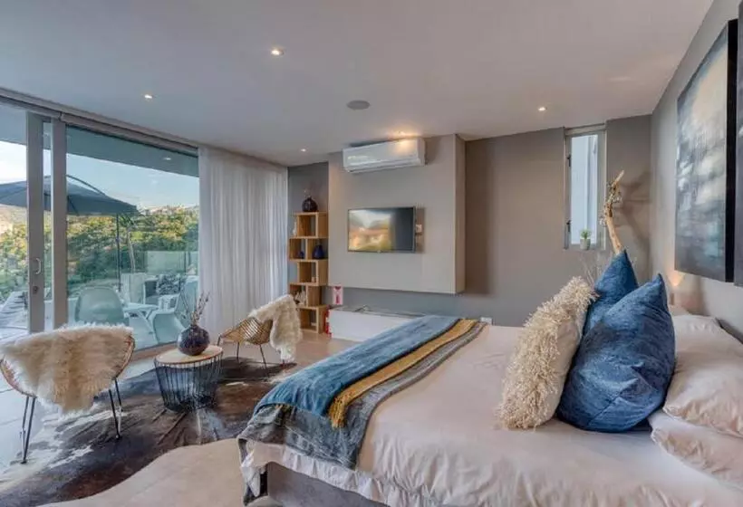 هتل Crown On The Heads