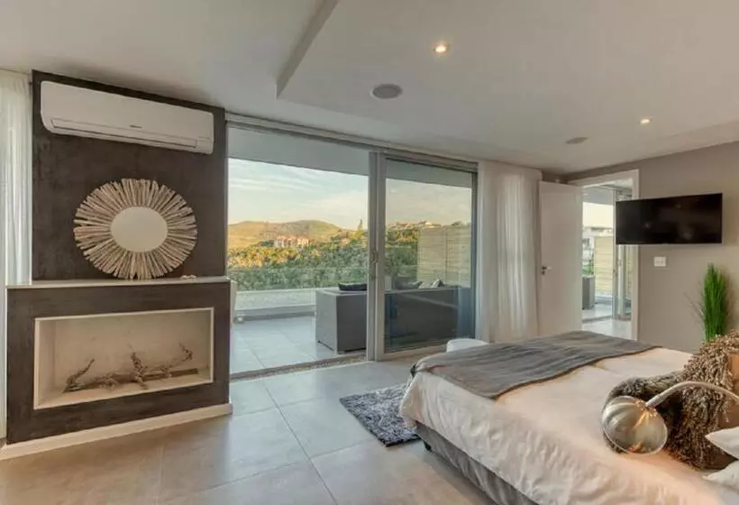 هتل Crown On The Heads