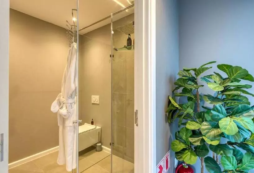 هتل Crown On The Heads