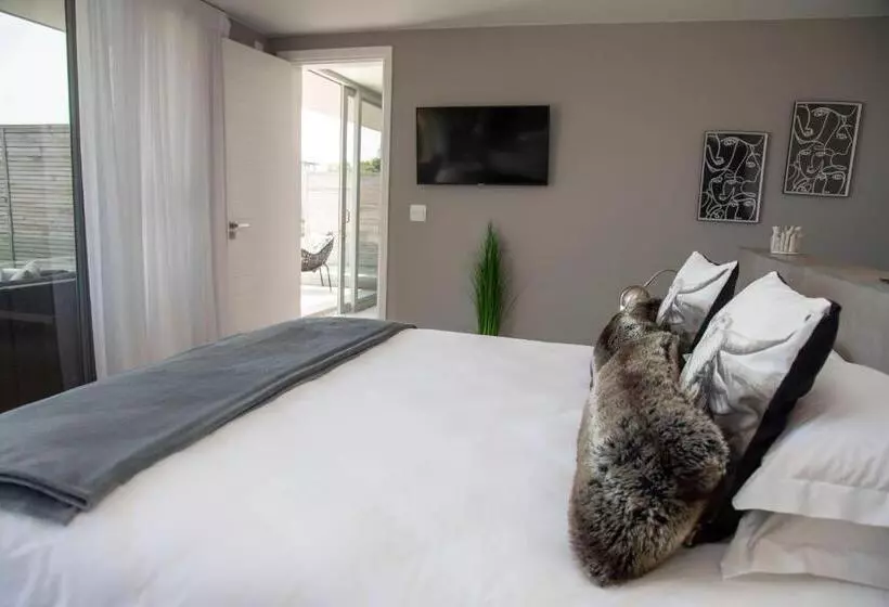 هتل Crown On The Heads