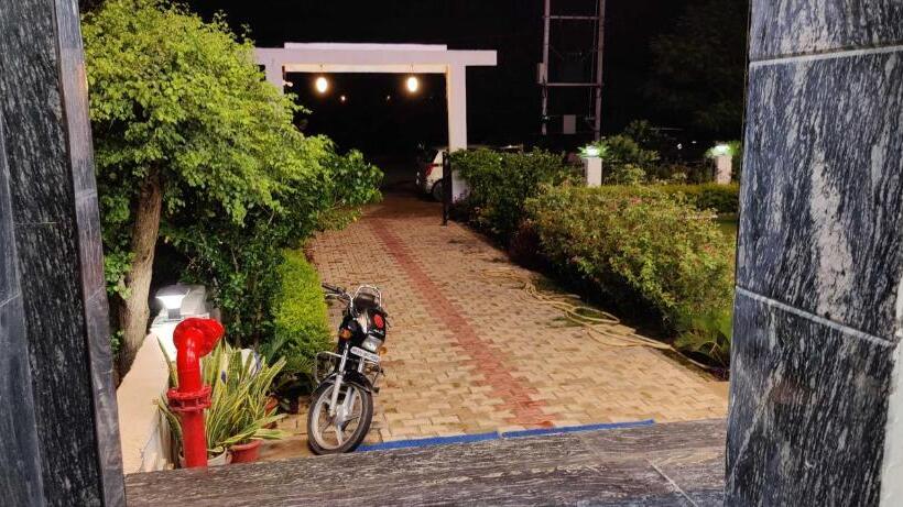 בית מלון כפרי Spot On 93593 Sailors Galley