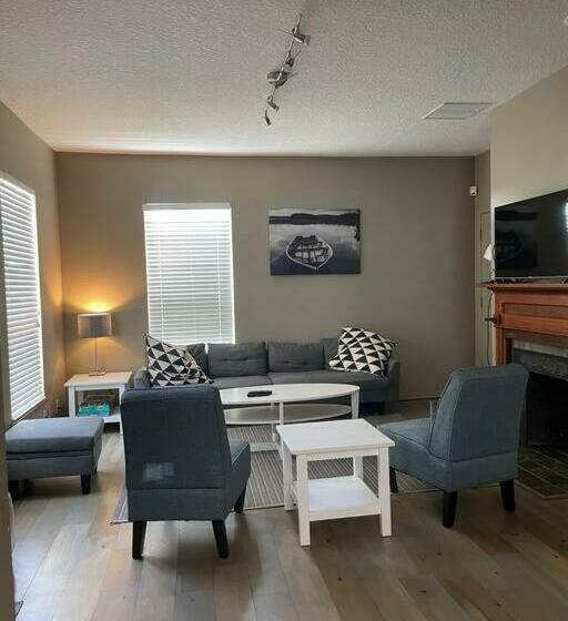 Uptown Hide Out, Stylish Home In Prime Location