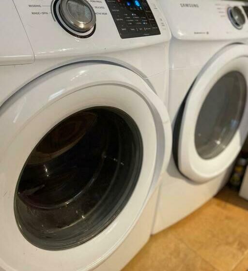 Uptown Hide Out, Stylish Home In Prime Location