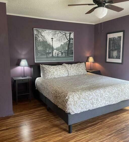 Uptown Hide Out, Stylish Home In Prime Location