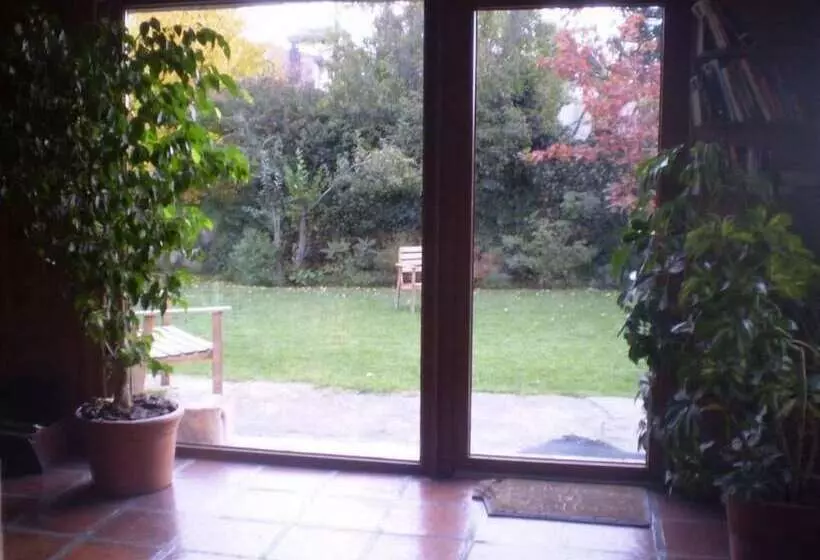 Periko´s Youth Hostel