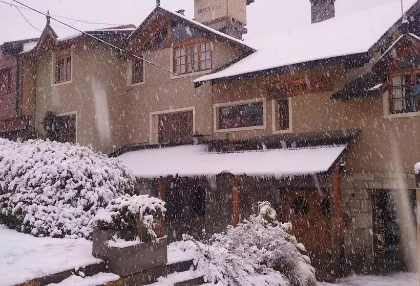 Periko´s Youth Hostel