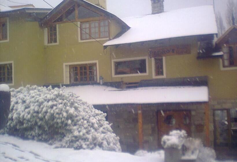 Periko´s Youth Hostel