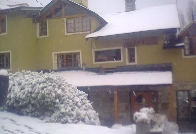 Periko´s Youth Hostel