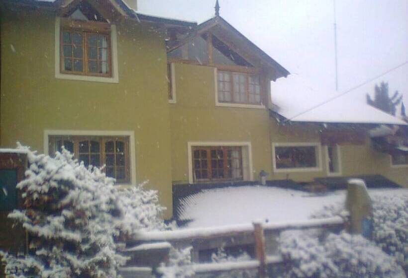 Periko´s Youth Hostel