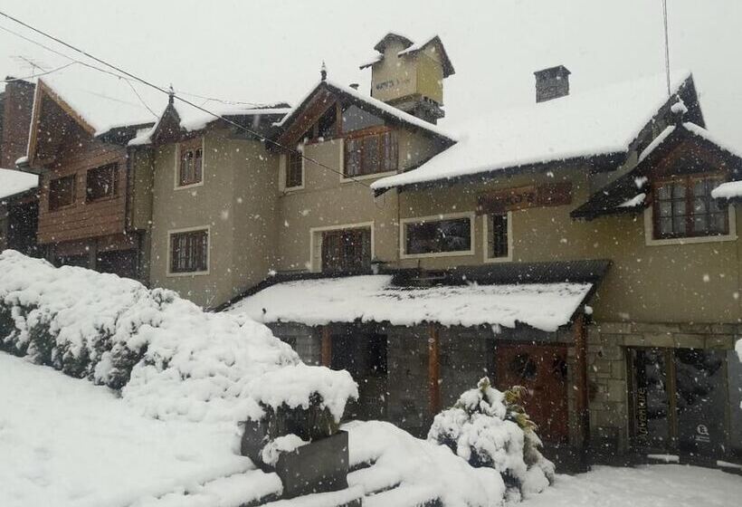 Periko´s Youth Hostel