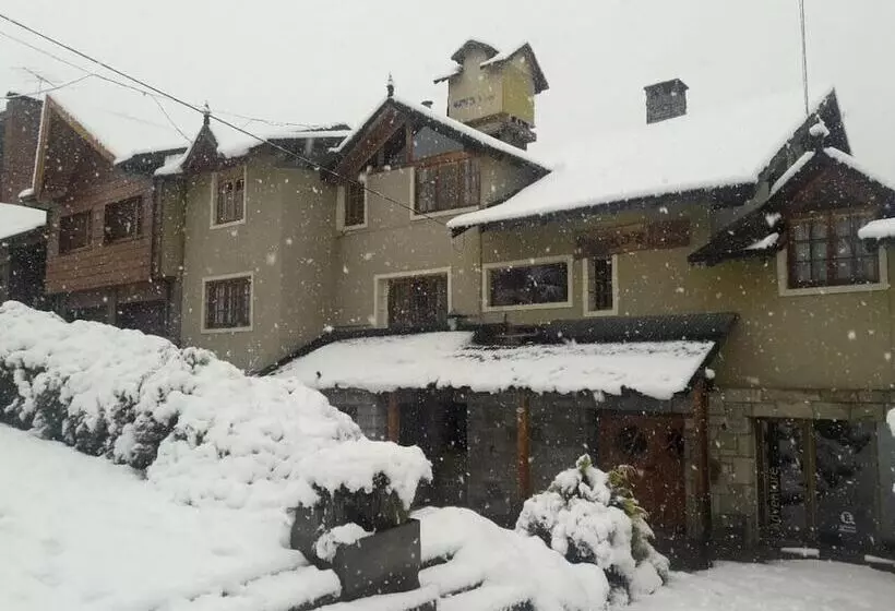 Periko´s Youth Hostel