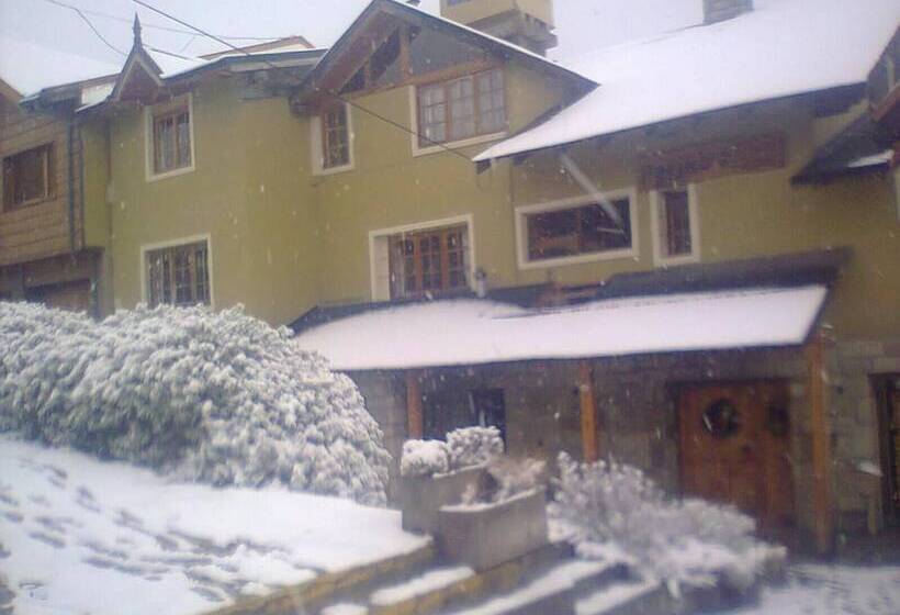 Periko´s Youth Hostel