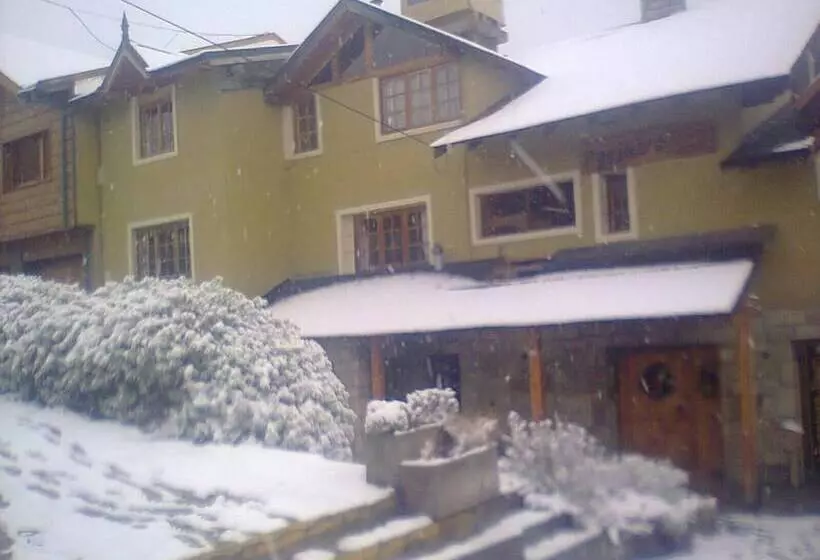 Periko´s Youth Hostel