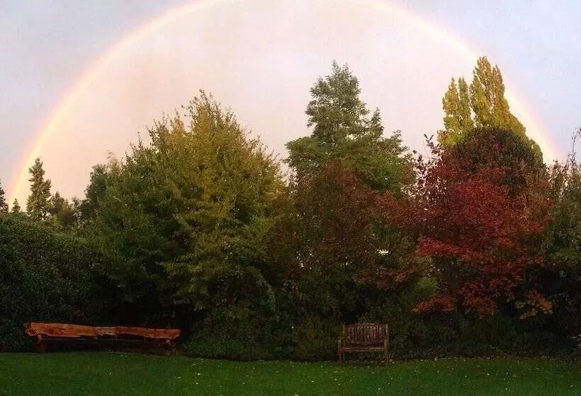 Periko´s Youth Hostel