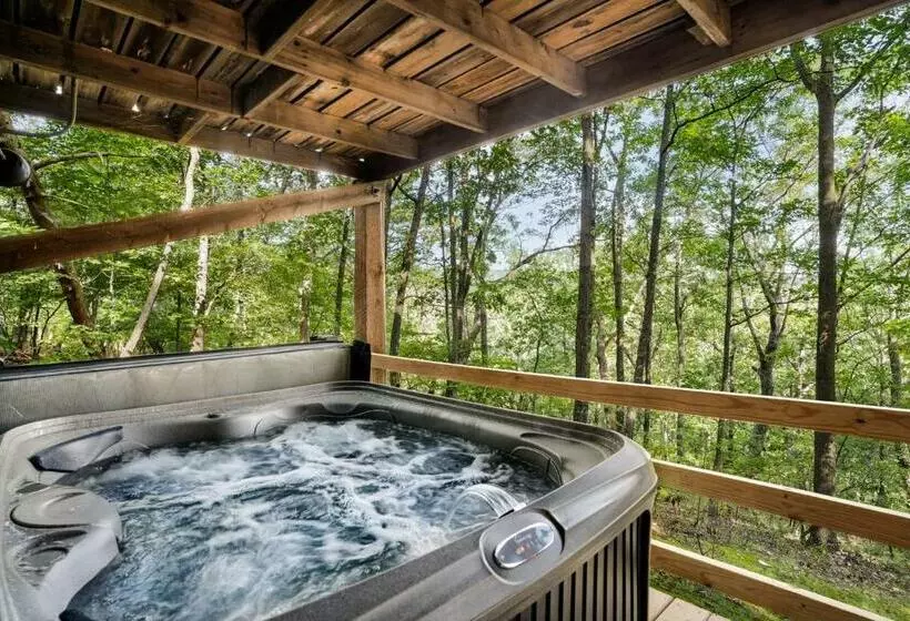 Secluded Cabin Hot Tub, Huge Deck, Fire Pit, Wifi