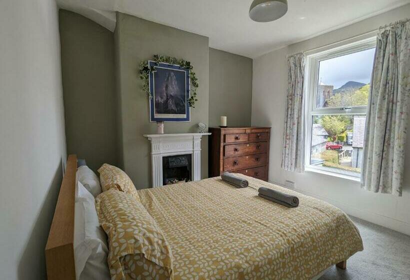 Perfect For Snowdon. Groups, Families+dogs Welcome