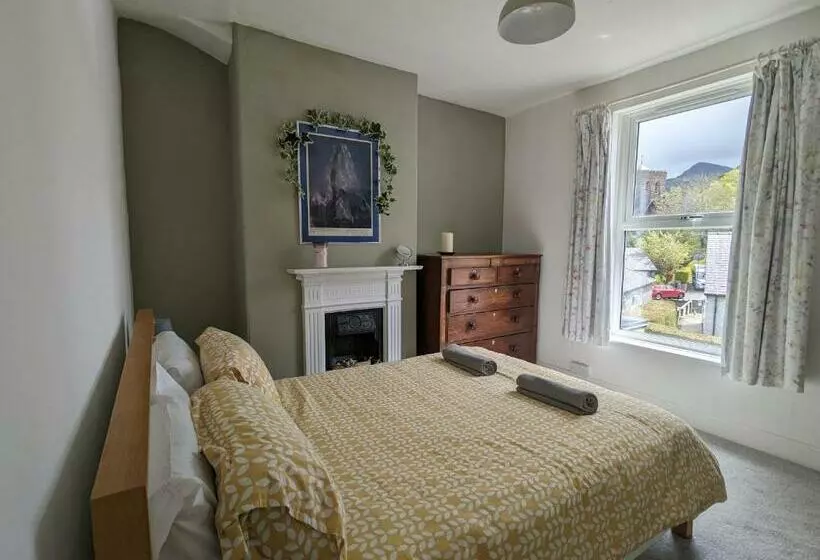 Perfect For Snowdon. Groups, Families+dogs Welcome