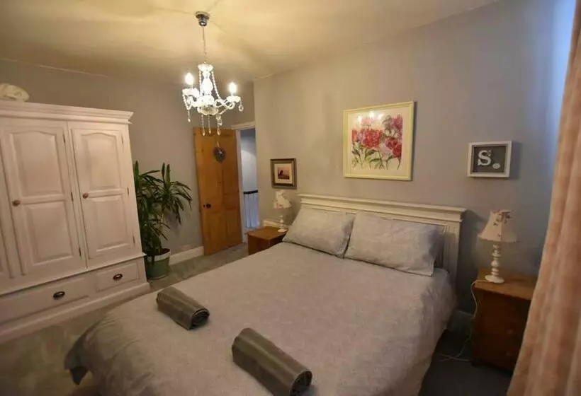 Perfect For Snowdon. Groups, Families+dogs Welcome