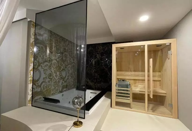 استراحتگاه Versace Luxury Room