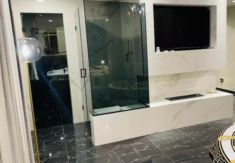 استراحتگاه Versace Luxury Room