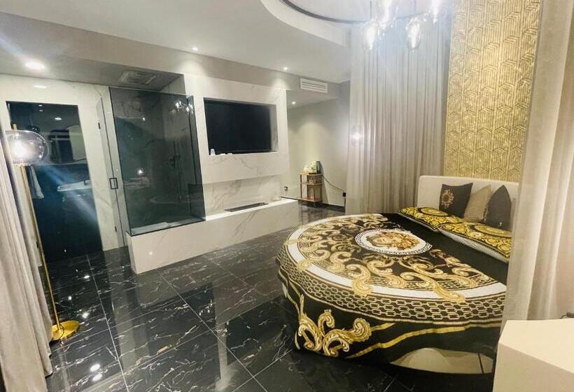 منتجع Versace Luxury Room