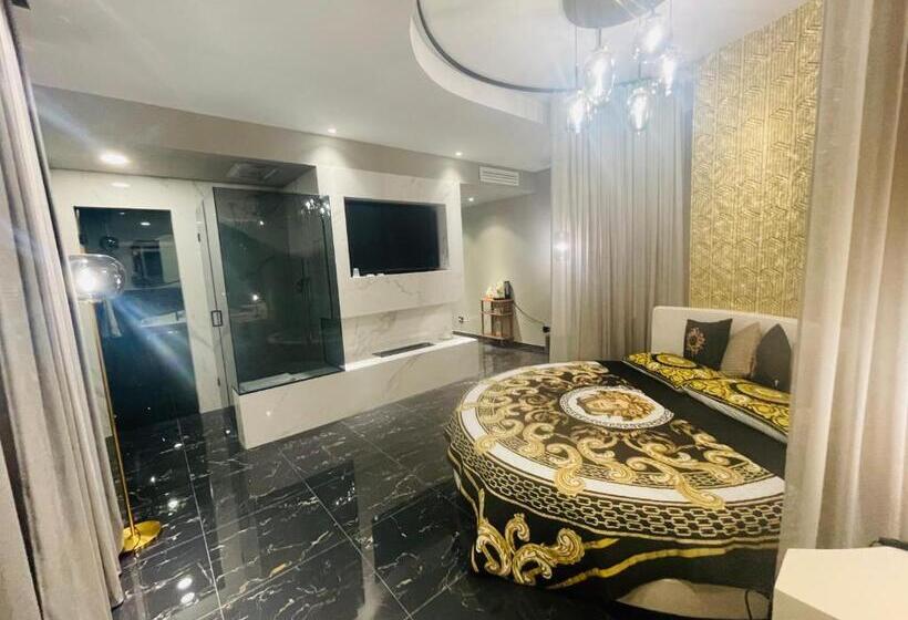 منتجع Versace Luxury Room