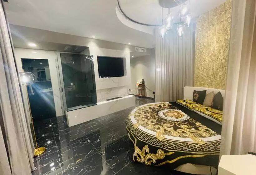 استراحتگاه Versace Luxury Room