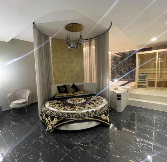 منتجع Versace Luxury Room