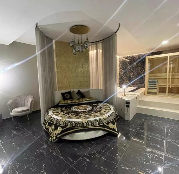 استراحتگاه Versace Luxury Room
