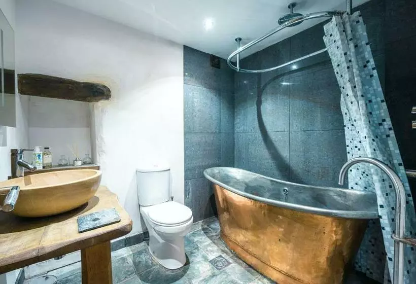 St Davids Hideaway With Roll Top Bath & Log Burner