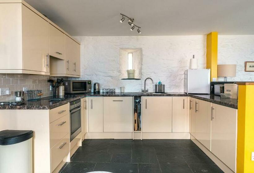 St Davids Hideaway With Roll Top Bath & Log Burner