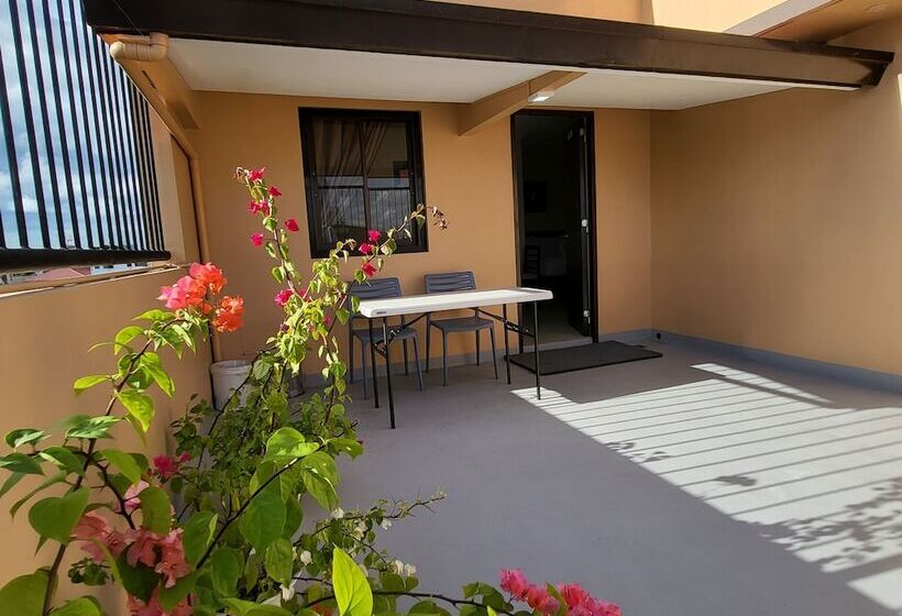 هاستل Urbanview At Evangelista Street Makati