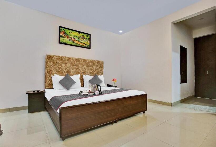 هتل Capital O 93663 Royal