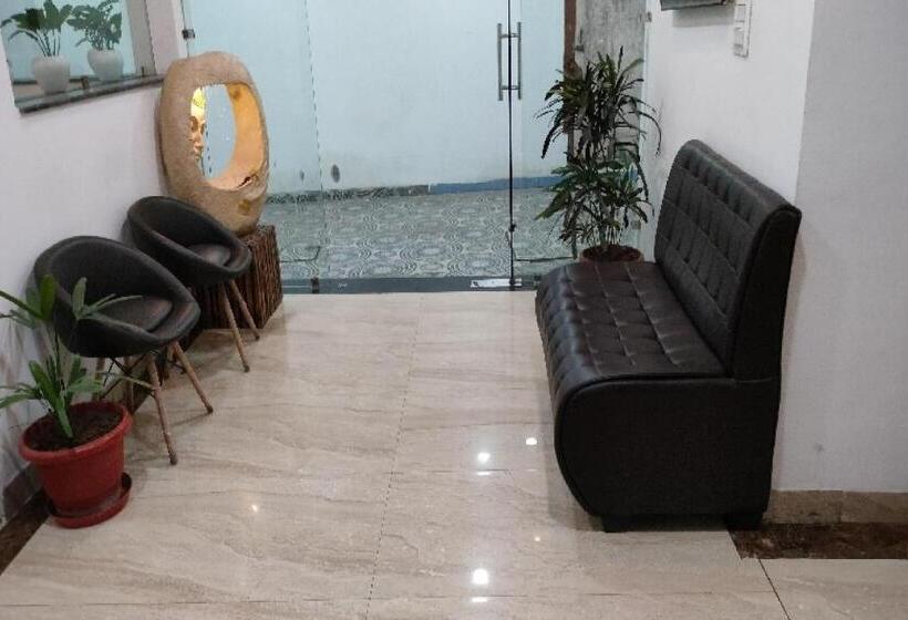 هتل Capital O 93663 Royal