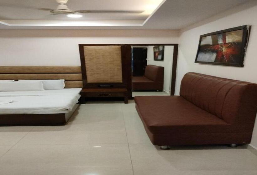 هتل Capital O 93663 Royal