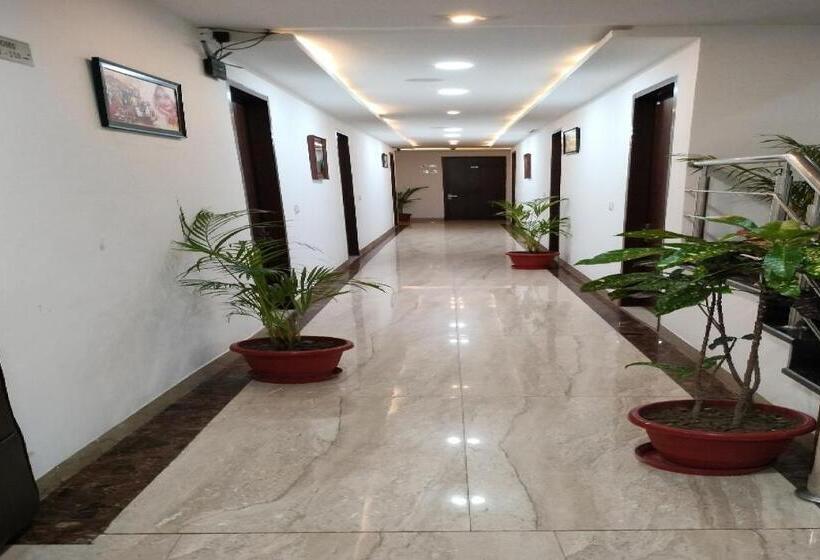 هتل Capital O 93663 Royal