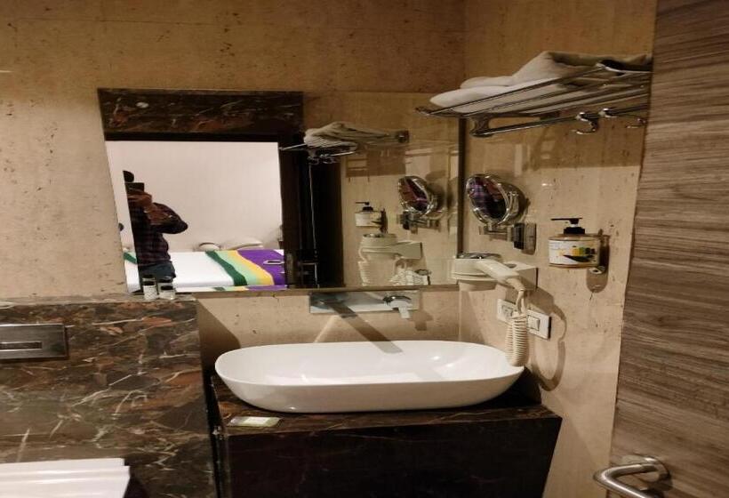 هتل Capital O 93663 Royal