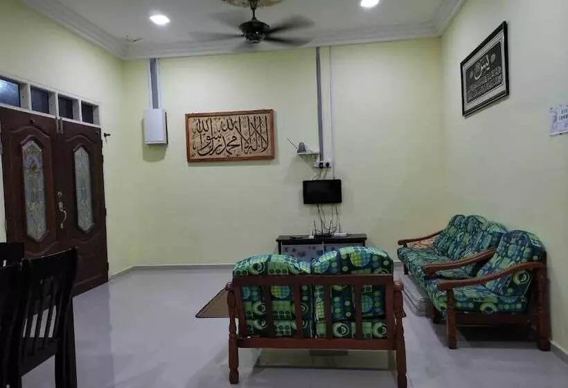 ホテル Oyo Homes 90600 Ummi Chalet Dungun