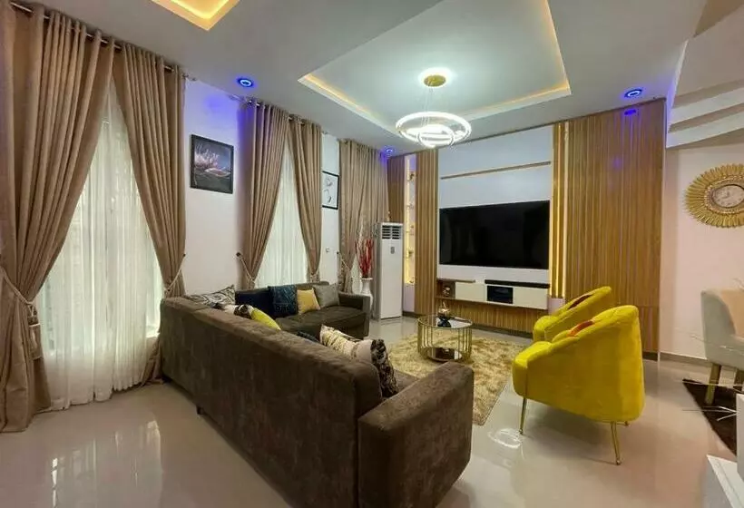 Cheerful 4bedroom Duplex With Free Parking On Premises