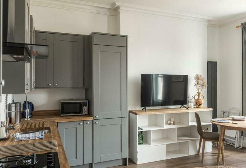 Rock Pool Reach   Central Location With Parking