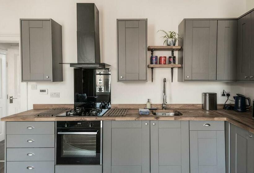 Rock Pool Reach   Central Location With Parking