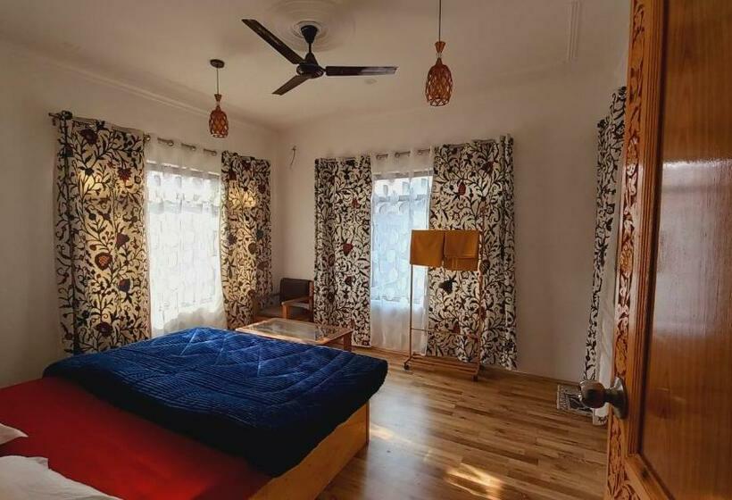 Pansiyon John S Homestay