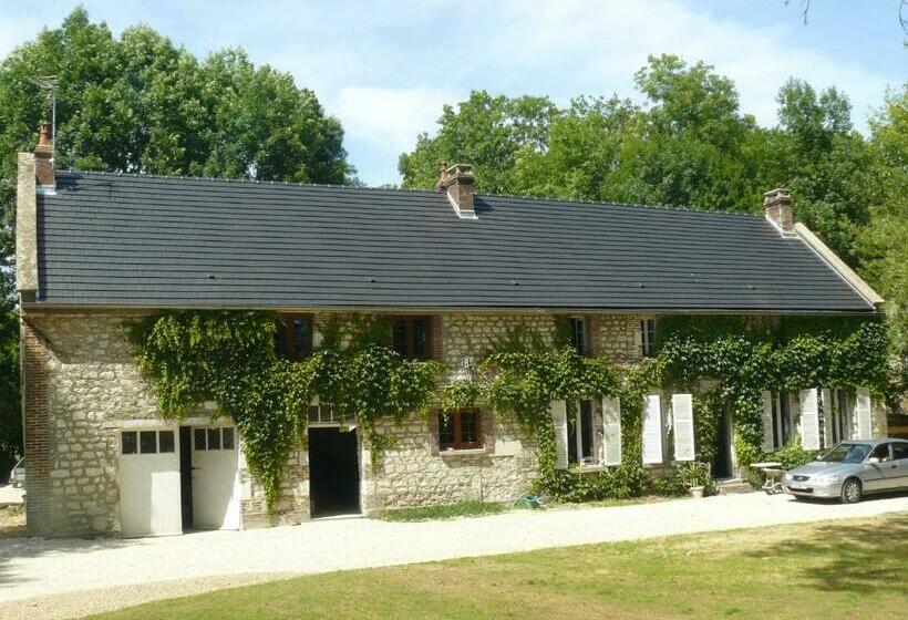 Corps De Ferme Dans Belle Propriete Avec Chiens Et Chevaux