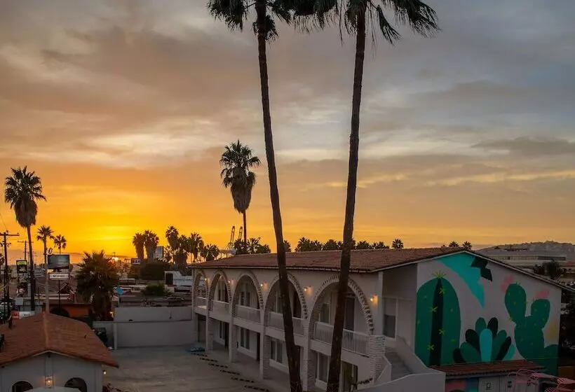 هتل Beach House By Eazy