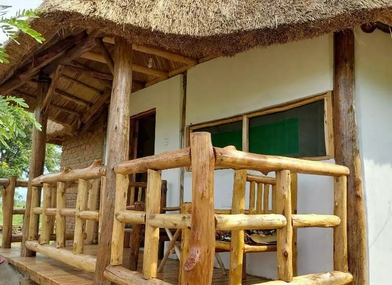 استراحتگاه Songbird Safari Lodge & Campsite